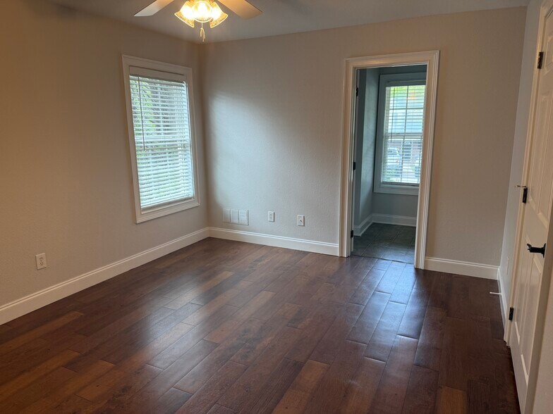 Building Photo - 802 W Longleaf Dr