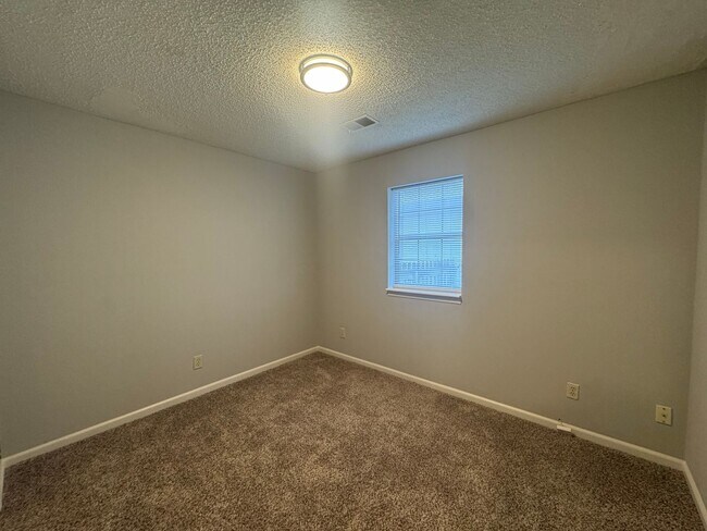 Building Photo - 2BR 1BA Triplex • Private Backyard in Downtown Smithville