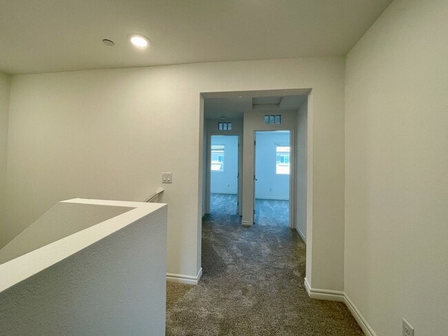 Building Photo - Gated 3 Bed, 2.5 Bath, 2 Car Garage Townho...