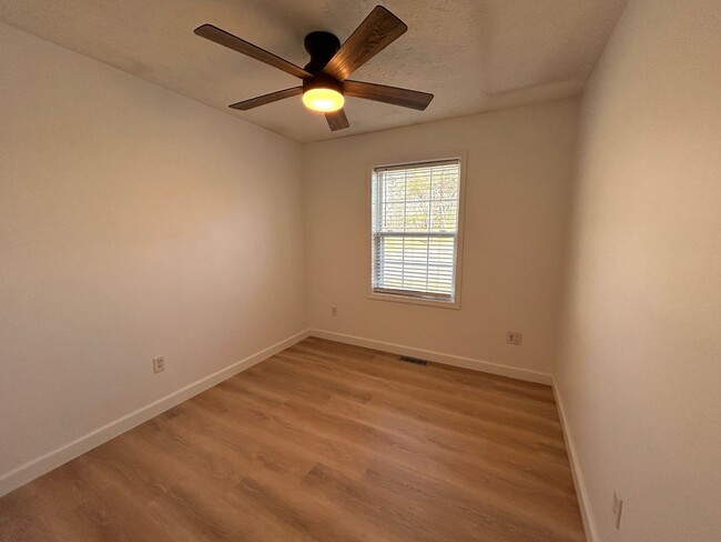 Building Photo - Candler - Recently Renovated Apt Ready for...