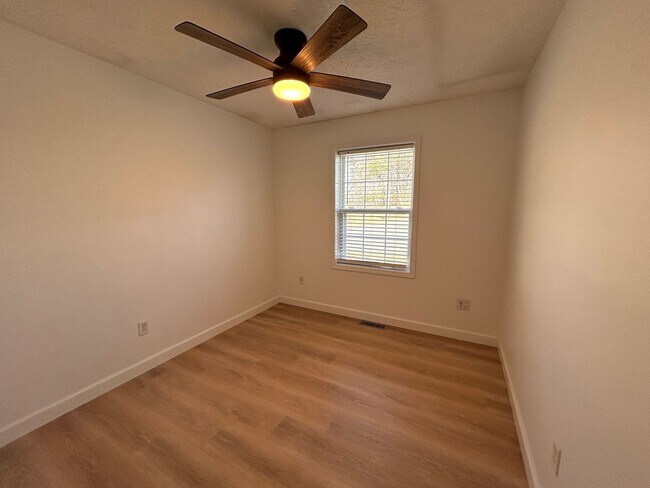 Building Photo - Candler - Recently Renovated Apt Ready for Occupancy!