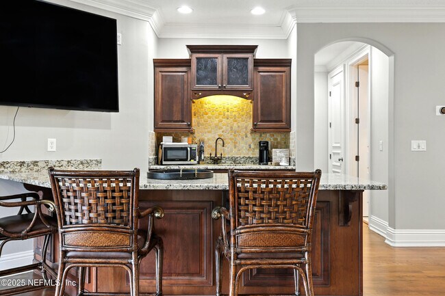 Building Photo - 2061 Crown Dr