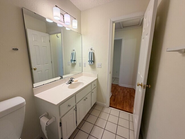 Building Photo - SummerBrooke Home, Plenty of Sunshine, Privacy, & Backyard Space!