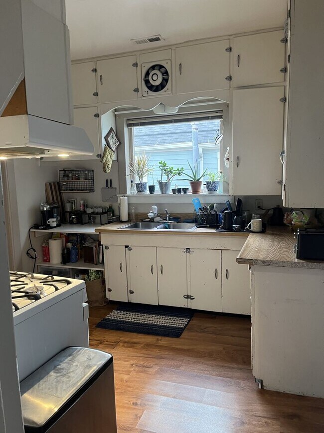 Building Photo - 1212 N Garden St