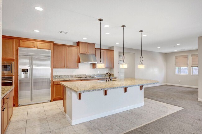 Building Photo - 4 bedroom home with 2 primary bedrooms! On...