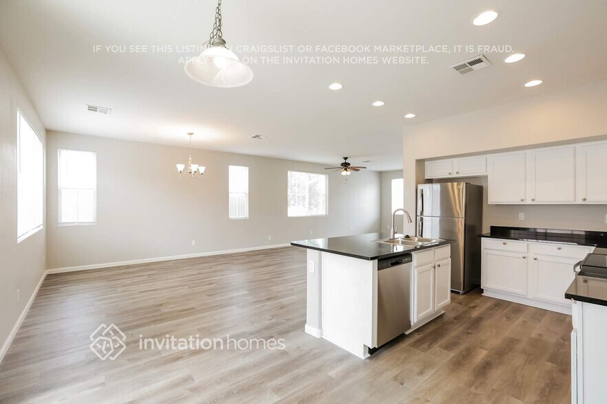 Building Photo - 7233 S 39th Way