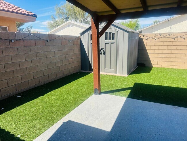 Building Photo - Modern 3-Bedroom Home with Solar Efficiency in Peaceful Mohave Valley Neighborhood