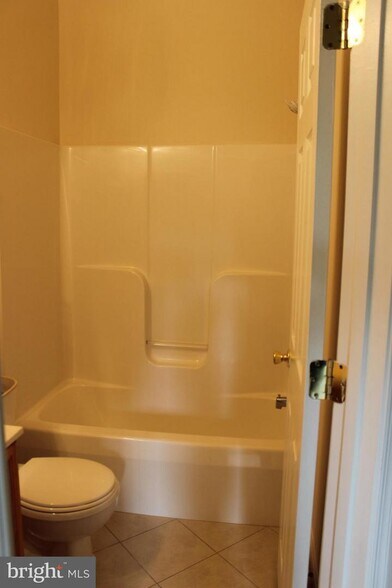 Second full bathroom - 521 Primus Ct