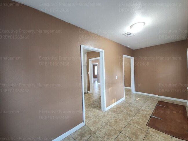 Building Photo - Charming 2 bedroom, 1 bathroom house near ...