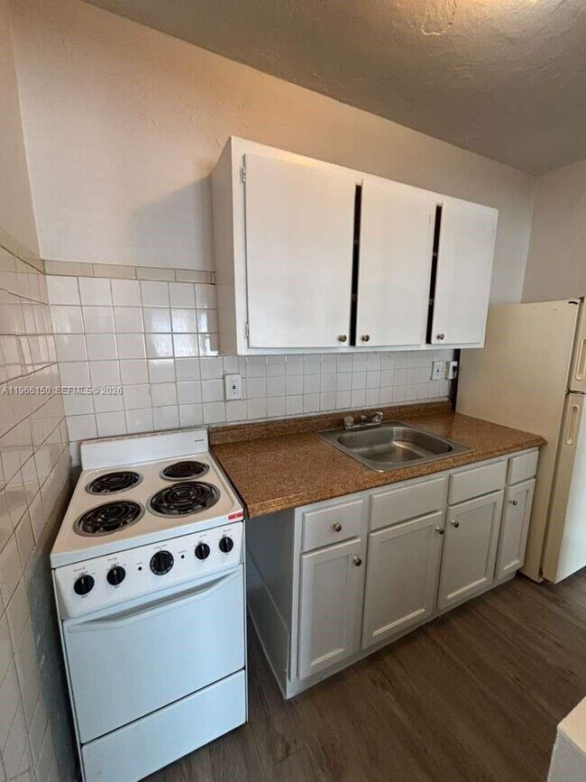 Building Photo - 301 Sharar Ave