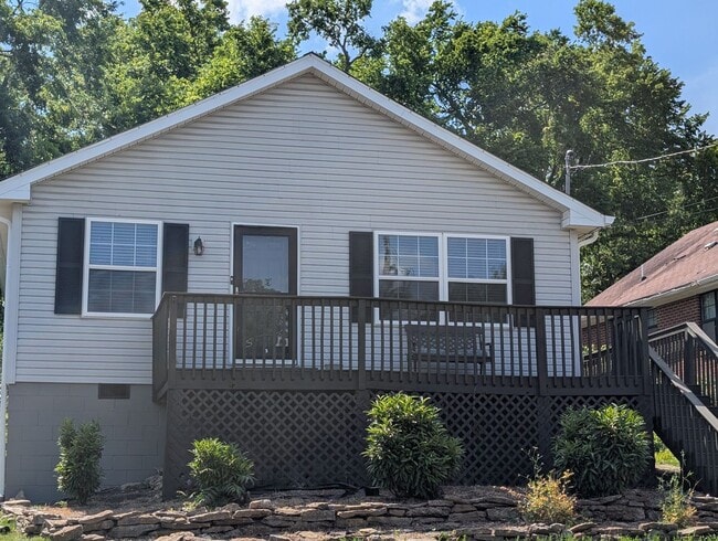 Building Photo - Sylvan Park Stunner