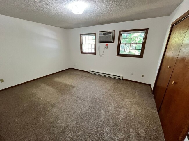 Building Photo - Great Location - 2 Bdrm , 1.5 Baths  - Available 9/1