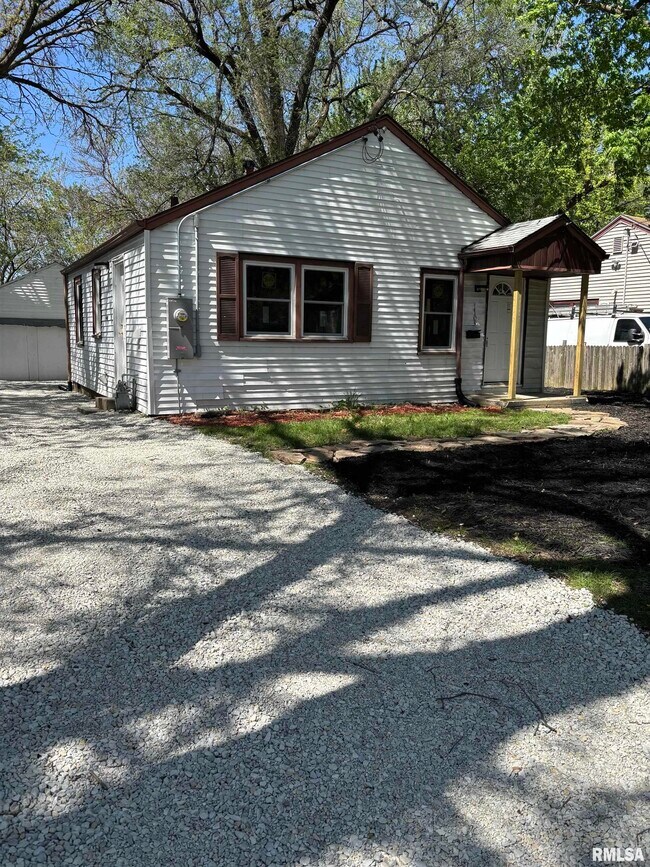 Building Photo - 1703 N Valley Ave