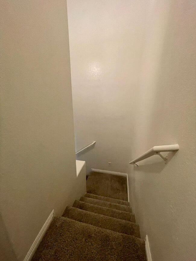 Building Photo - Great Spacious 3 bedroom Townhome Availabl...