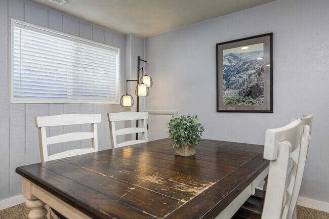 Building Photo - 1416 E Hollow Dale Dr