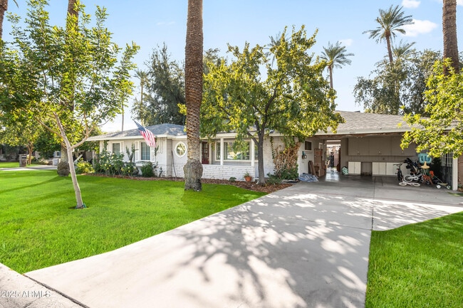 Building Photo - 4631 E Pinchot Ave