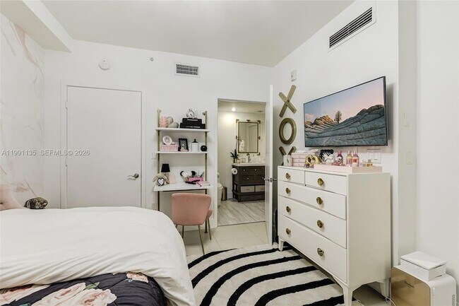 Building Photo - 6000 Collins Ave