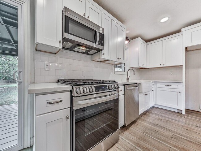 Building Photo - 421 Creek Valley Dr