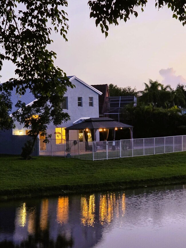 Building Photo - 8225 Pelican Harbour Dr