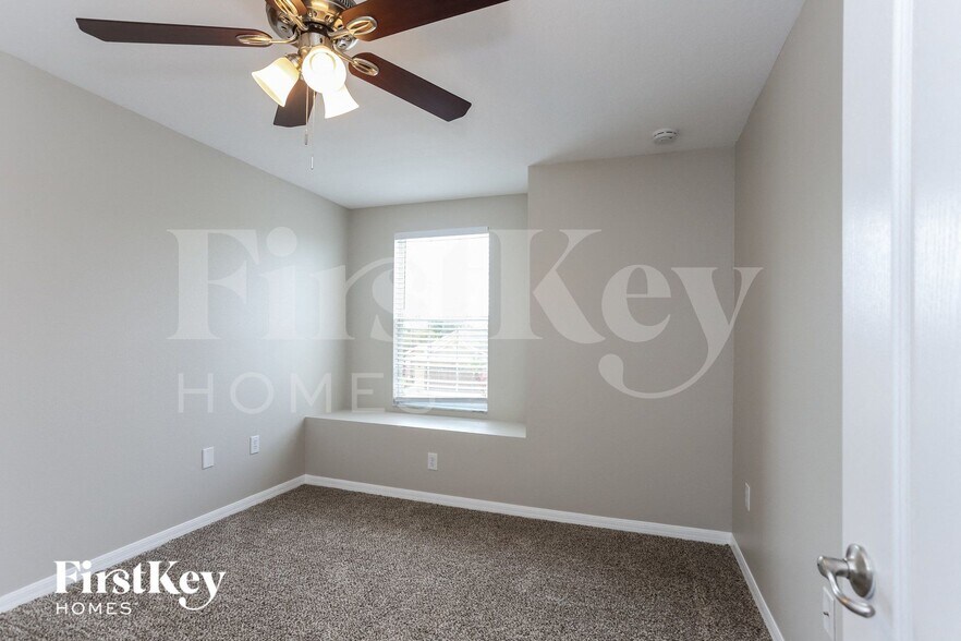 Building Photo - 811 15th St NE