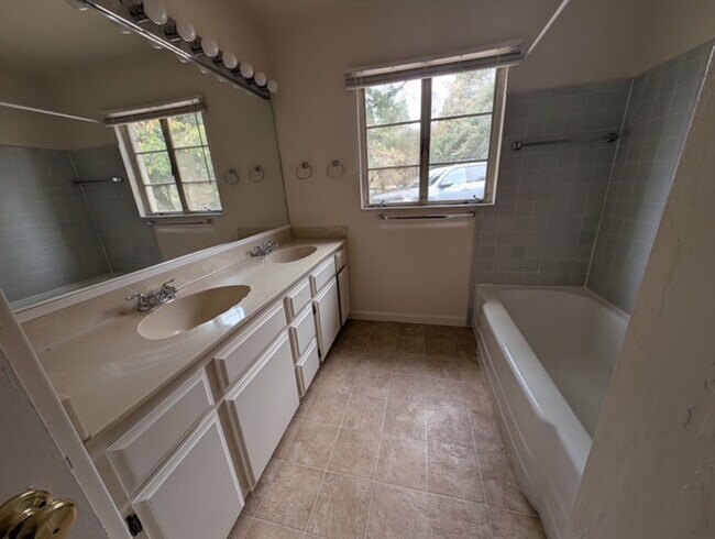 Building Photo - Single story country home with breathtaking views!