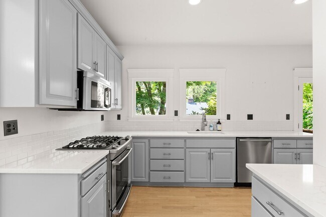 Building Photo - Stunning Portland Heights Craftsman for Re...