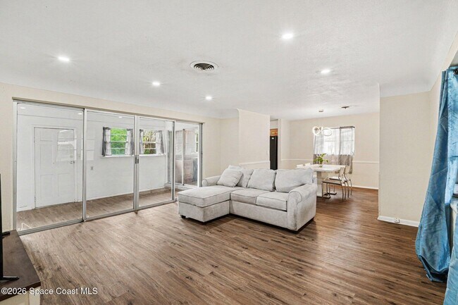 Building Photo - 2425 Heritage Dr