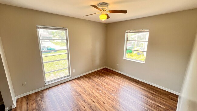 Building Photo - Lovely 2 Bedroom + Bonus Room, 1 Bathroom ...