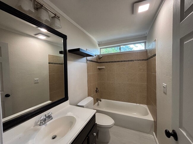 Building Photo - 374 Aaron Cir