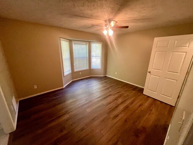 Building Photo - 1327 Carriage Ct