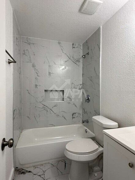 Building Photo - 3713 Candlebluff Dr