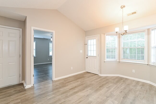 Building Photo - 3112 Queensdale Dr