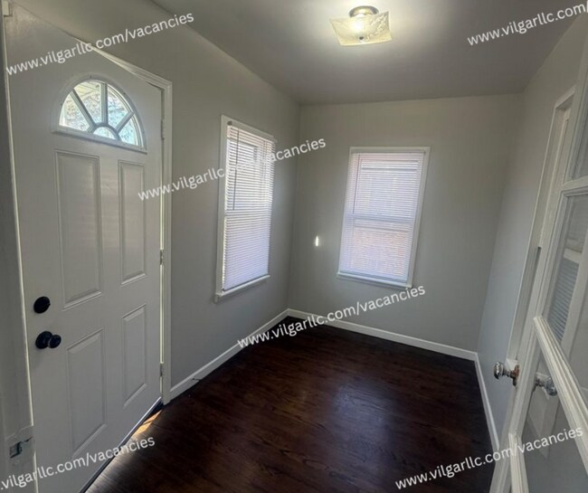 Building Photo - FOR RENT — SPACIOUS 3 BED / 1.5 BATH HOME