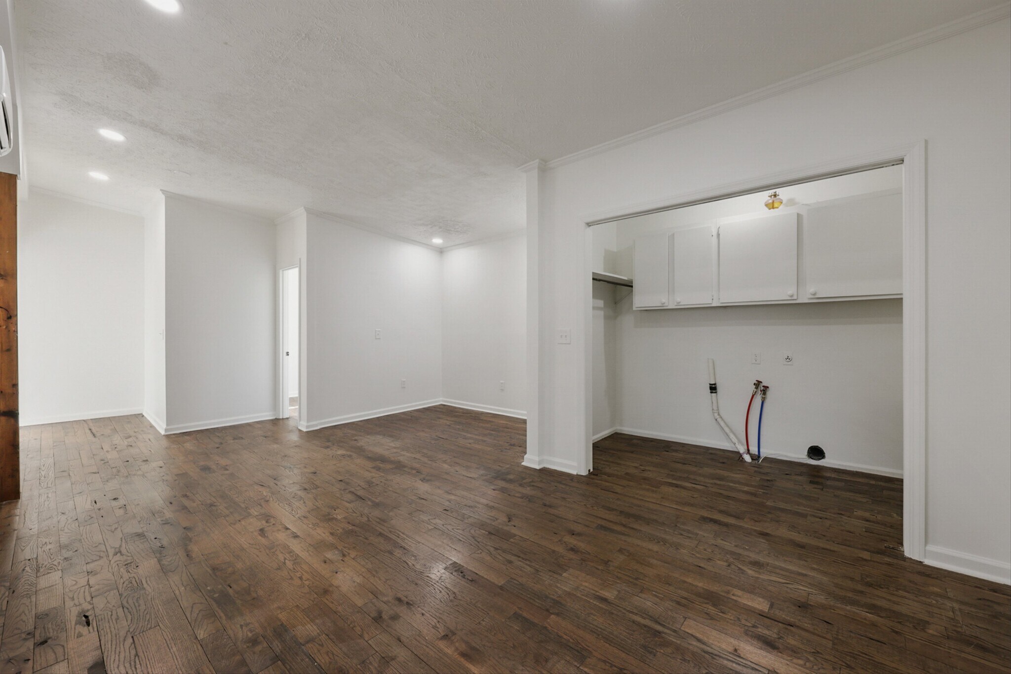 Building Photo - 664 E Meeting St