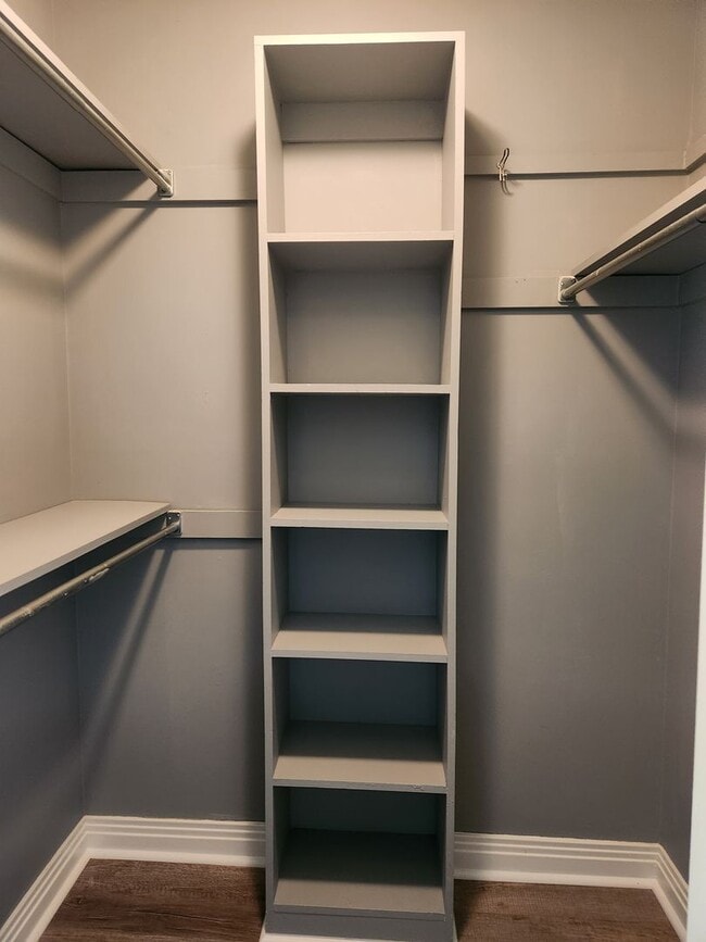 Building Photo - THE LANDINGS CONDO