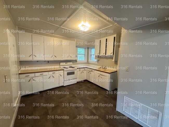 Building Photo - $895 - 3 bed 1 bath - Single Family Home