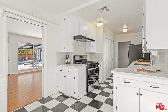 Building Photo - 5733 Radford Ave