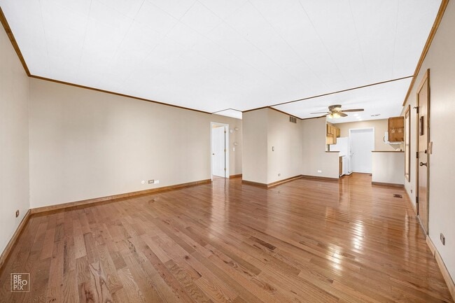 Building Photo - Beautiful End Unit Townhome with Garage!