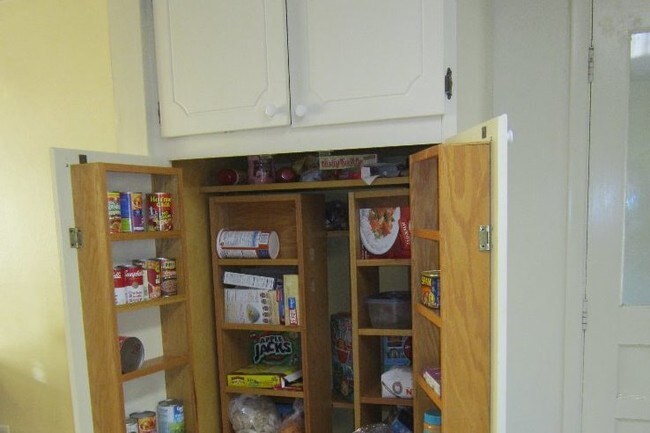 Kitchen: lots of storage - 1100 Woodland St