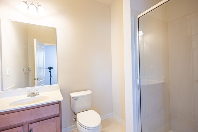 Building Photo - Beautiful 3 BR/3 BA EOG Townhome in Capito...