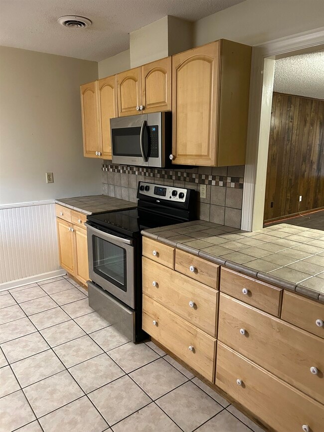 Building Photo - 2752 Satellite St