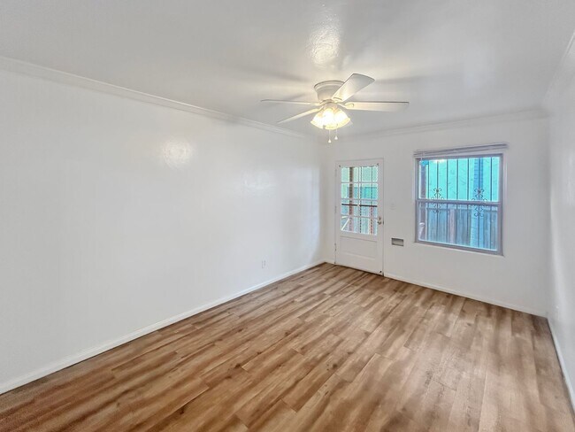Building Photo - Renovated 1B/1BA w/ Walk-In Closet & On-Si...