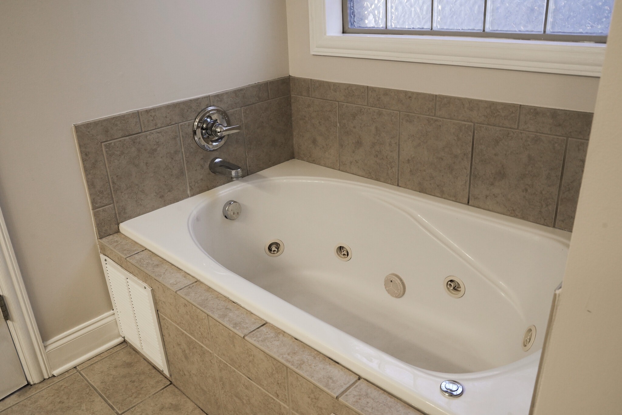 Primary Bath #1 Relaxing Jet Tub - 393 Hays Blvd