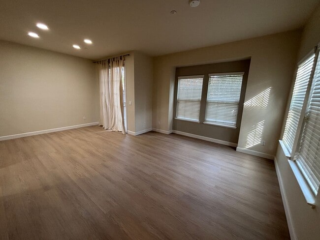 Building Photo - Willow Glen- Beautiful corner unit townhome with a private backyard