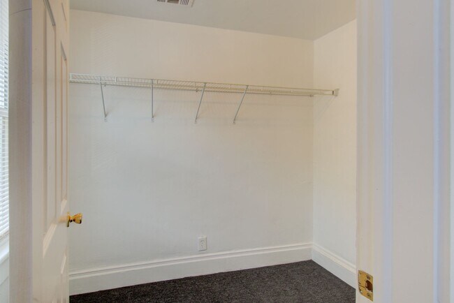 Building Photo - 6 Bed, 1.5 Bath Home in Granby School Dist...