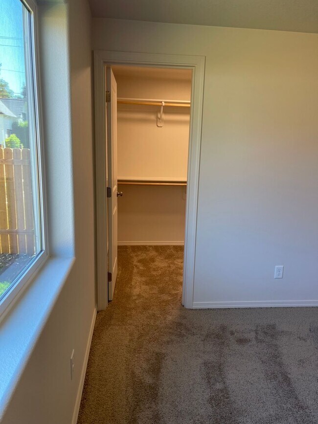 Building Photo - Brand New River Road area home