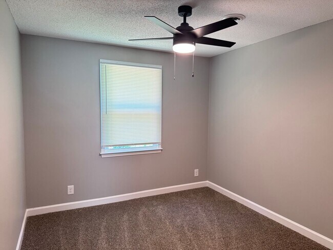 Building Photo - 130 Shady Maple Dr