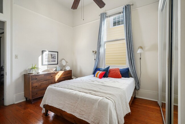 Building Photo - Large 1 bedroom apartment in heart of Uptown