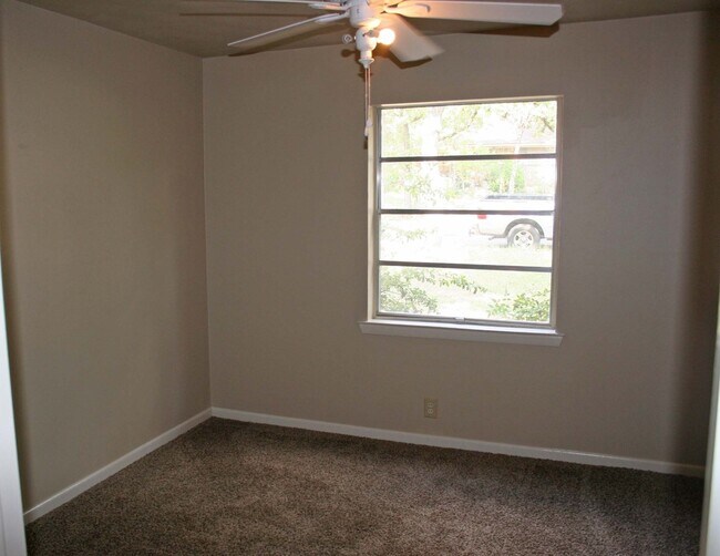 Building Photo - Lovely 3 Bdrm 2 Bath Home in Denton Texas w Large Shaded Yard