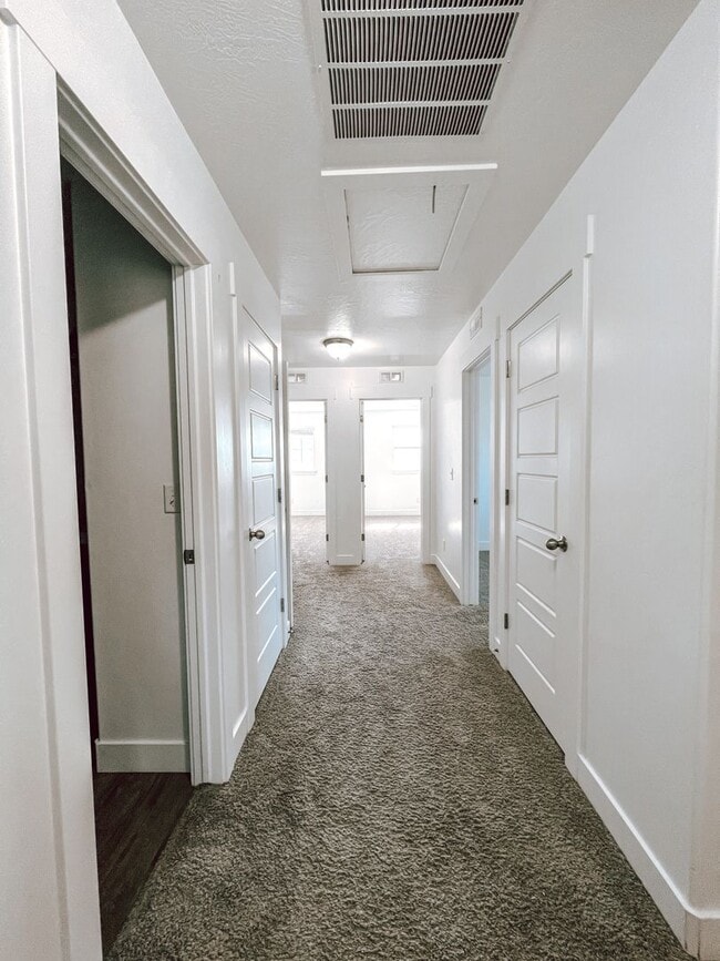 Building Photo - Stylish Corner Townhome